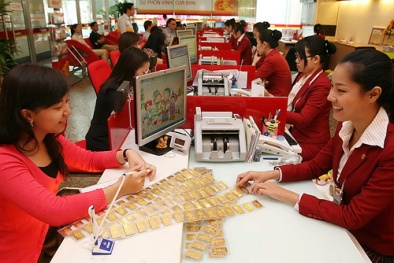 Giá vàng tiếp đà giảm mạnh do đô la Mỹ được hỗ trợ